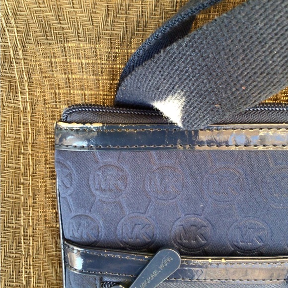 ❌️SOLD❌️ Michael Kors Neon Blue Neoprene Messenger Crossbody Bag - Picture 6 of 12